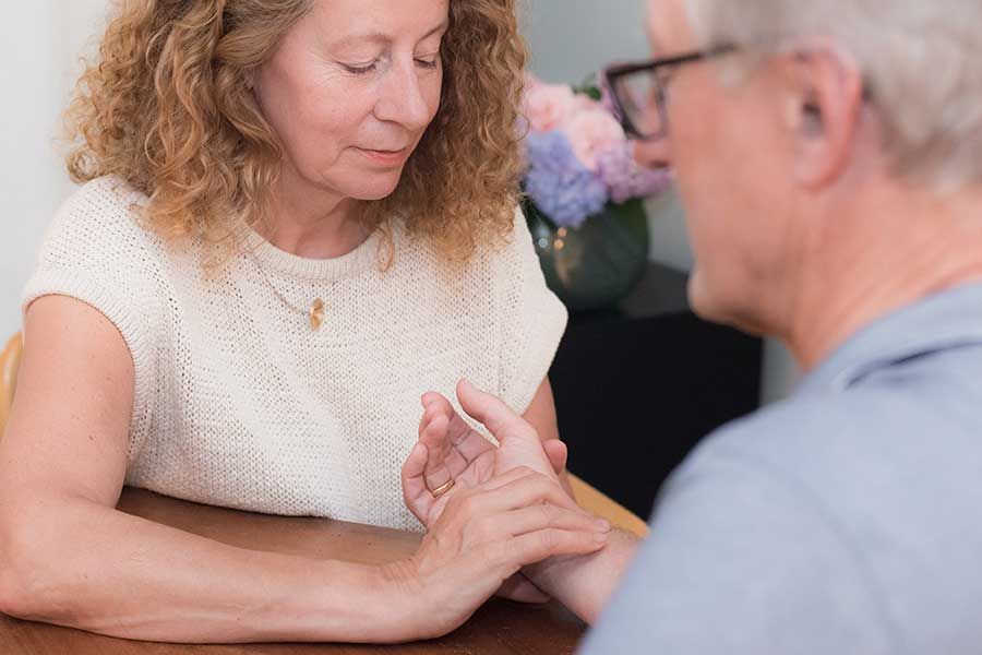 Heilpraktikerin Renate Borner bei der Pulsdiagnose